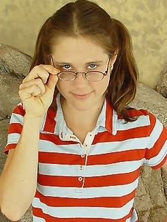 teen shows pussy